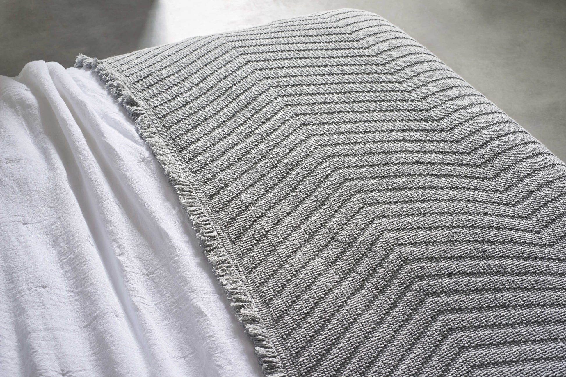Detalle de plaid pie de cama Devi color gris Casa Seconda